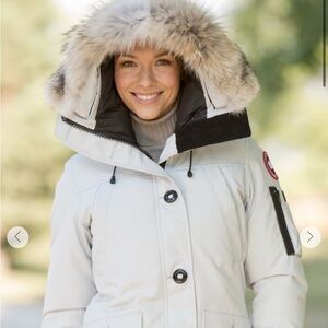 Canada Goose Women's Jacket in Light Gray with Fur Trim montebello silver birch